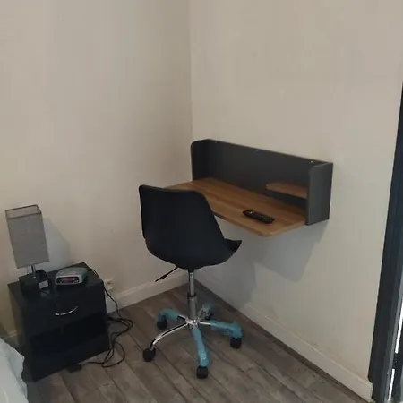 Pilier Rouge Avec Box Internet Fibre Brest